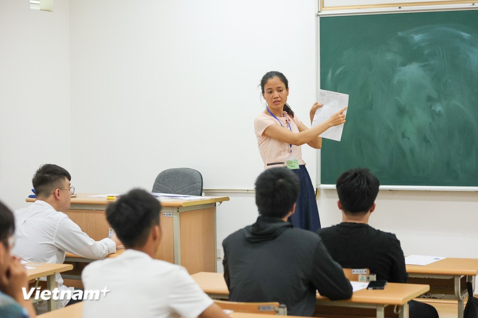 Từ năm 2025, thí sinh học Chương trình giáo dục phổ thông 2018 sẽ thi tốt nghiệp Trung học phổ thông với 4 môn: 2 môn bắt buộc (Ngữ văn, Toán) và 2 môn tự chọn trong số các môn học lớp 12 (Ngoại ngữ, Lịch sử, Vật lý, Hóa học, Sinh học, Địa lý, Giáo dục Kinh tế & Pháp luật, Tin học, Công nghệ). (Ảnh: Hoài Nam/Vietnam+)