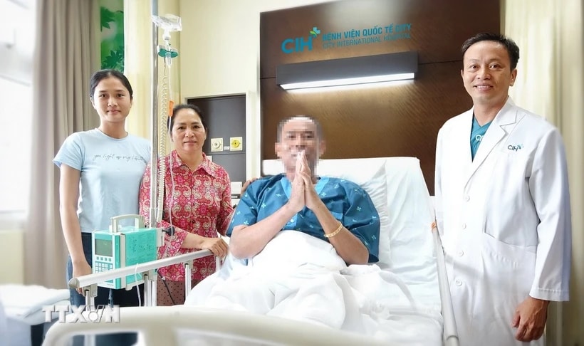 Bệnh nhân người Campuchia cảm ơn các bác sỹ Việt Nam đã cứu sống mình. (Ảnh: TTXVN phát)