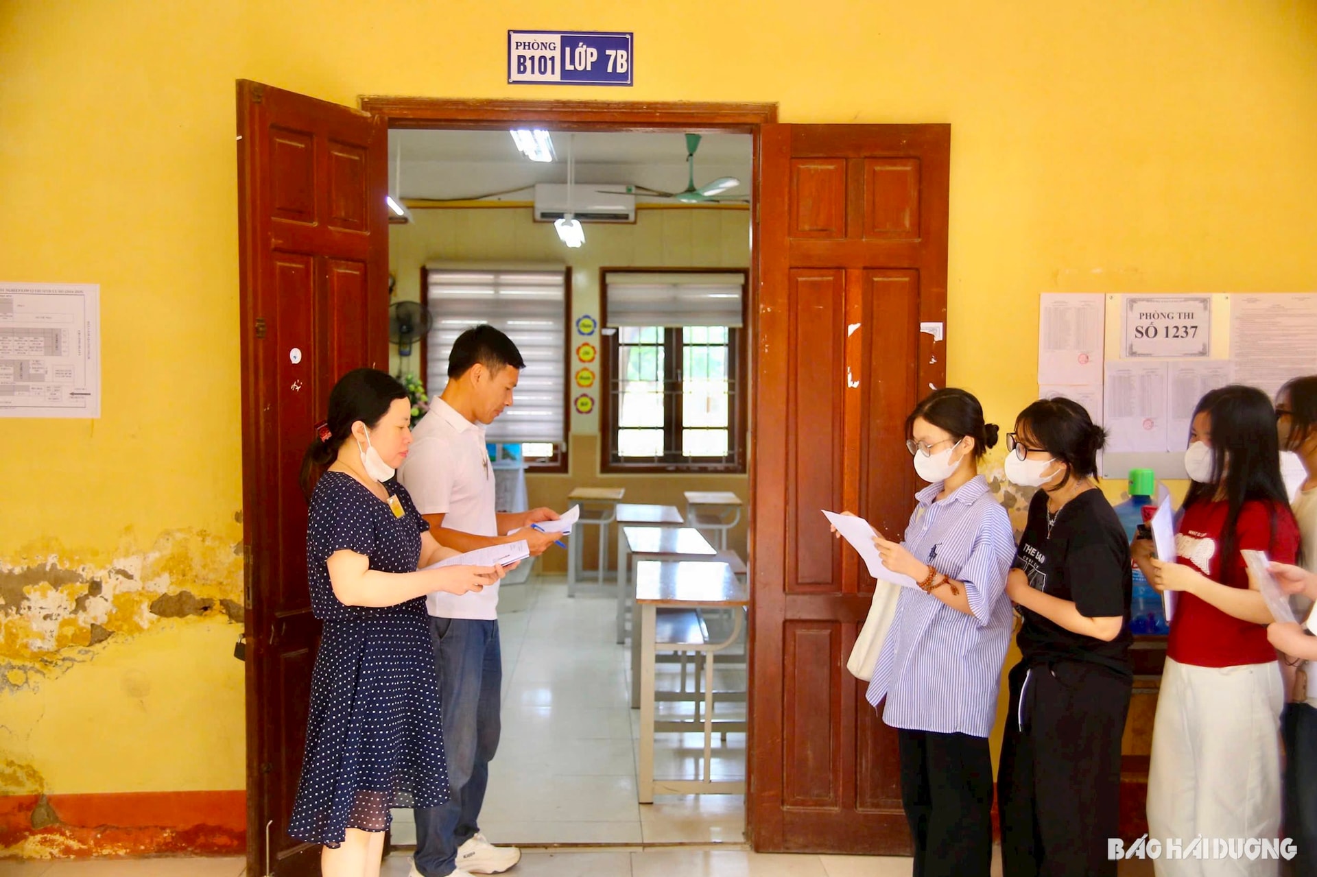 thi-sinh-vao-phong-thi 2
