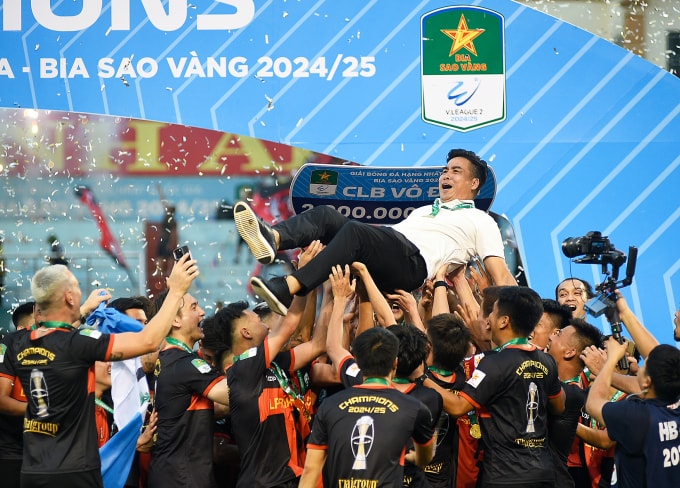 Cầu thủ Ninh Bình công kênh HLV Nguyễn Việt Thắng trong lễ nâng cup vô địch giải hạng Nhất Quốc gia 2024-2025, tại sân Ninh Bình ngày 14/6/2025. Ảnh: Ninh Bình FC