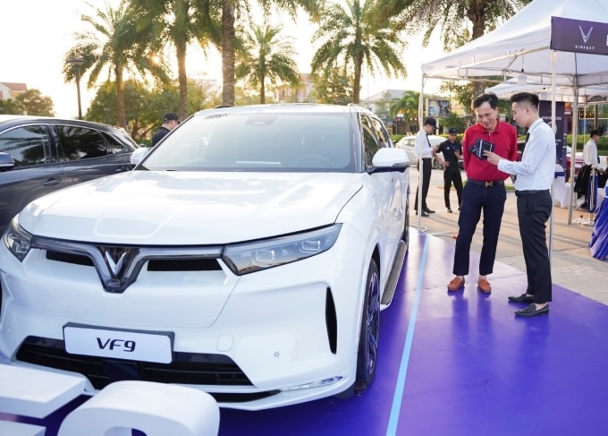 Người dùng sẽ nhận hỗ trợ 100 triệu đồng khi đổi xe xăng cũ sang xe điện VF 9. Ảnh: VinFast