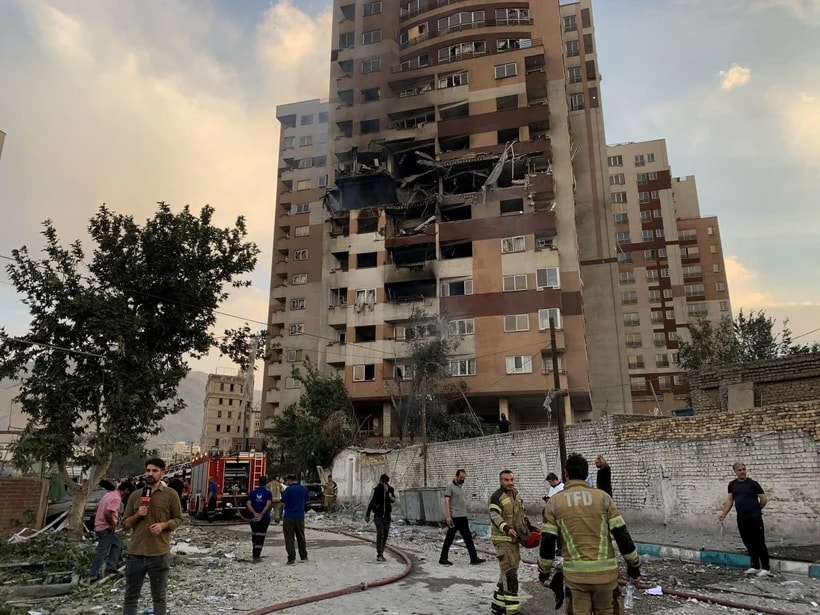 Tòa nhà tại Tehran, Iran bị hư hại sau cuộc tấn công của Israel. (Ảnh: AA/TTXVN)