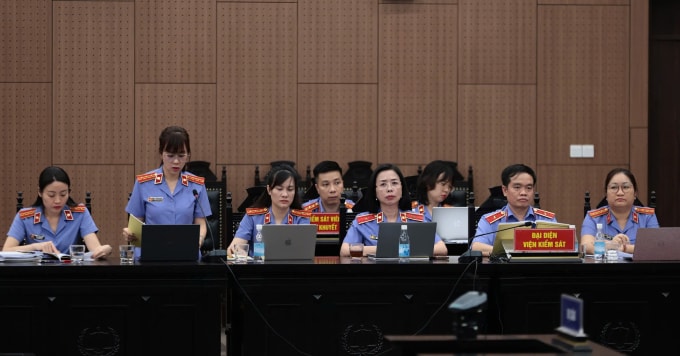 Các kiểm sát viên VKSND Hà Nội thực hành quyền công tố tại tòa. Ảnh: Danh Lam