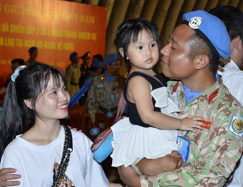 Peacekeepers from Level-2 Field Hospital No. 4 reunite with their families after a year-long mission with the UN Peacekeeping Mission in South Sudan. (Photo: Minh Duc – VNA)