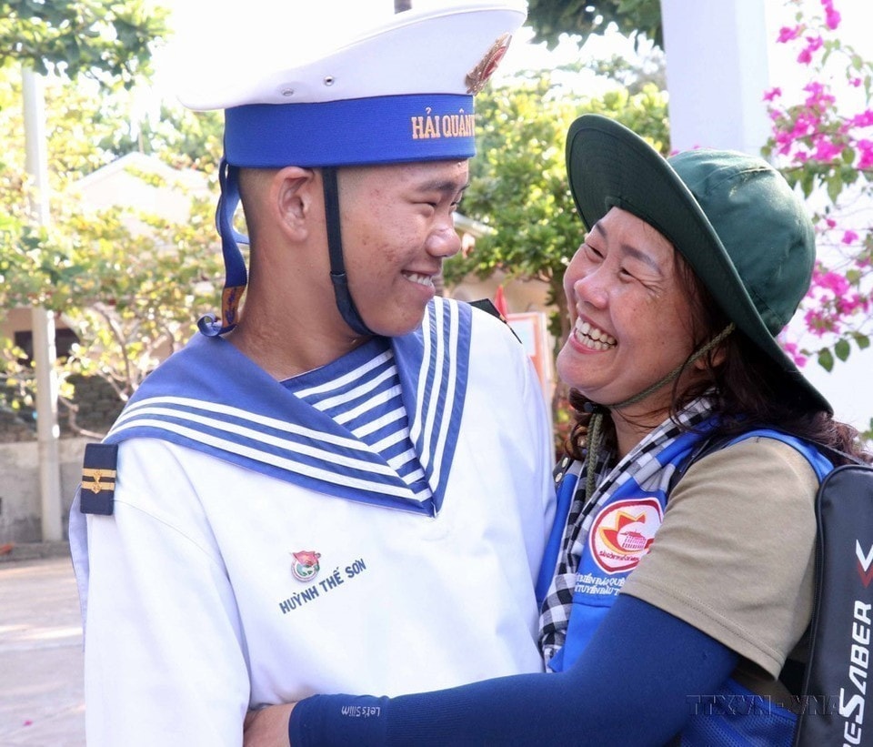 Young soldier Huynh The Son shares a joyful moment with his mother during her visit to Sinh Ton Island. (Photo: Xuan Khu – VNA)