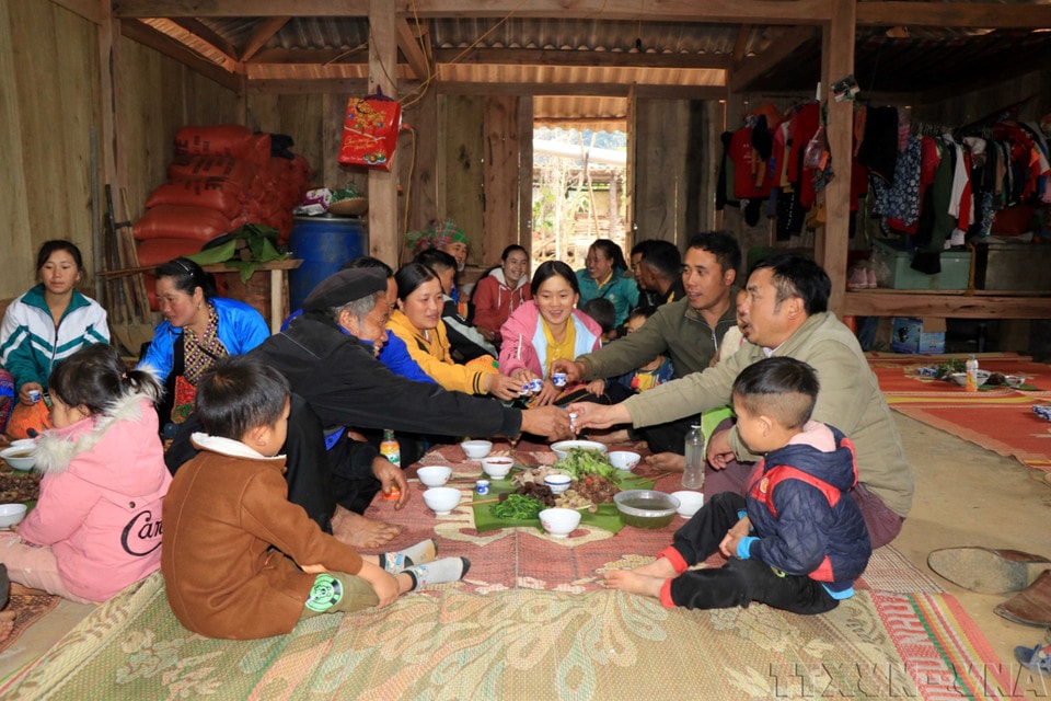 Generations of a Mong ethnic family in Bac Yen district, Son La province gather for a traditional Tet meal. (Photo: Huu Quyet – VNA)