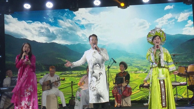 cac-nghe-sy-doan-nha-hat-ca-mua-nhac-viet-nam-bieu-dien-tai-buoi-le-anhpv-tai-ch-sec.jpg