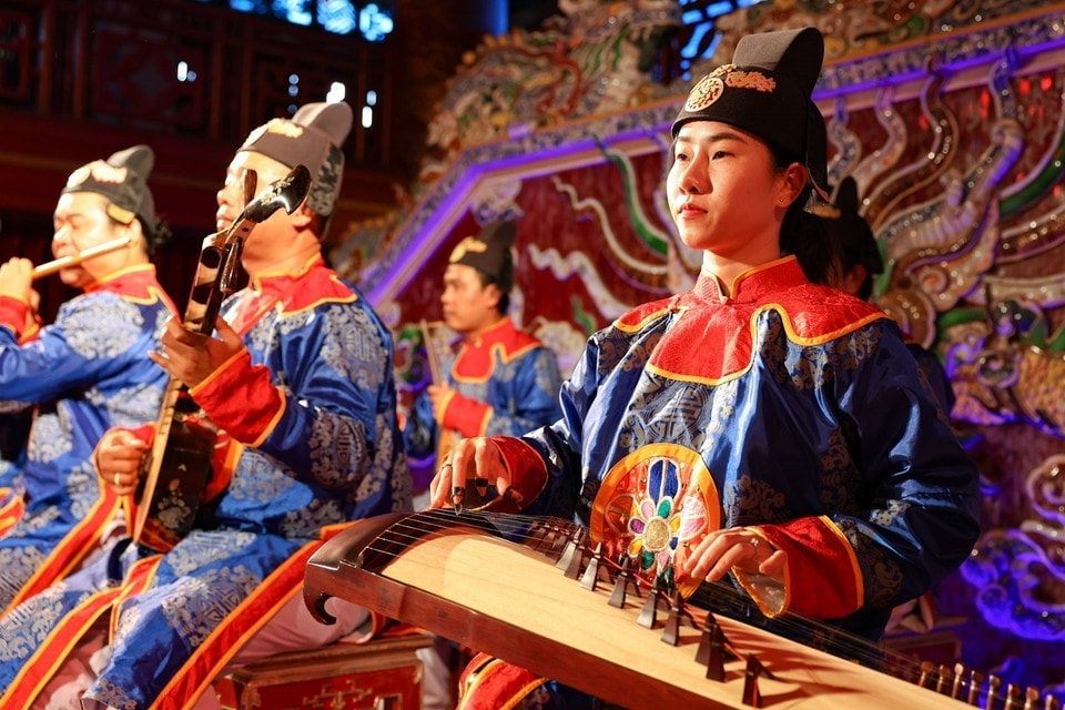 With masterful fingers gliding across the pipa strings, the artists convey ancient melodies to the audience. (Photo: VNA)