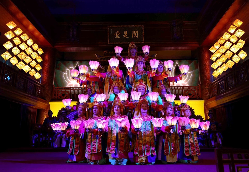 Luc Cung Hoa Dang (Six Floral Lamp Offerings) is a significant dance in Hue royal court music, deeply rooted in Buddhist tradition. It was refined by King Minh Mang (1791-1841) for ceremonial performances within the royal court. (Photo: VNA)