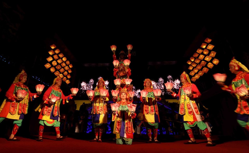 Originally a Buddhist ritual dance, Luc Cung Hoa Dang was adopted and modified by King Minh Mang (1791-1841), officially having this name from that time. (Photo: VNA)