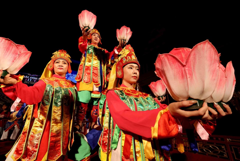 Hue royal court music, including the Luc Cung Hoa Dang dance, is recognised by UNESCO as Intangible Cultural Heritage of Humanity. The dance symbolises six offerings to Buddha: incense, flowers, lanterns, tea, fruits, and cakes. (Photo: VNA)