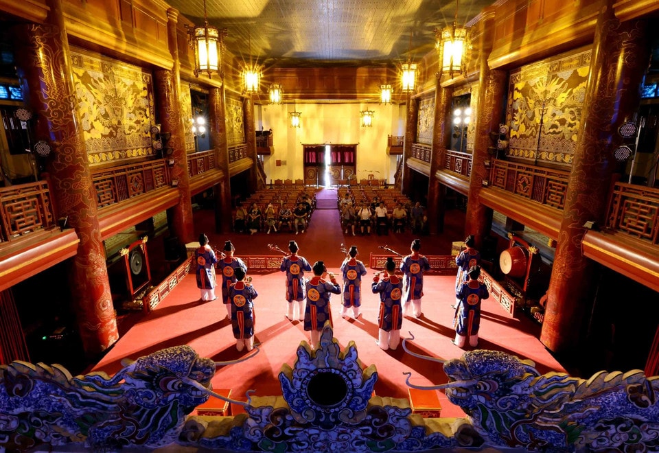 The deep and solemn tones of the Dai Nhac Orchestra resound at Duyet Thi Duong Theater, recreating the cultural space of the royal court. (Photo: VNA)
