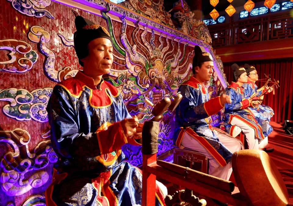 The artists maintain their intense focus, as every beat carries their responsibility of preserving the soul of the heritage. (Photo: VNA)