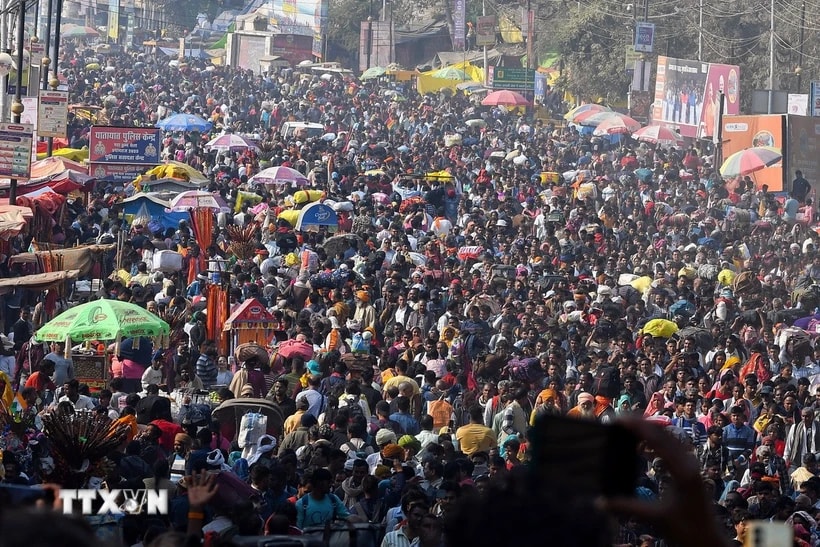 Những người hành hương tham gia lễ hội tôn giáo Kumbh Mela ở thành phố Prayagraj (Ấn Độ) - nơi xảy ra một vụ giẫm đạp khiến nhiều người thương vong hồi tháng Một năm nay. (Ảnh: ANI/TTXVN)
