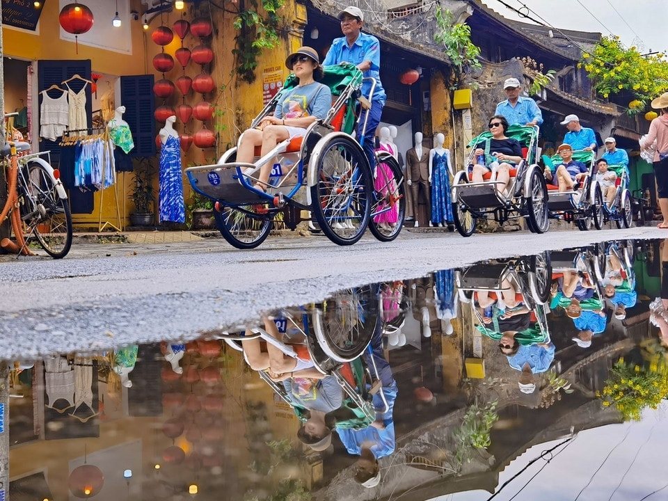 The slow, relaxed pace of life is a priceless signature of Hoi An, attracting visitors seeking true tranquility. (Photo: Thanh Tung - VNA)