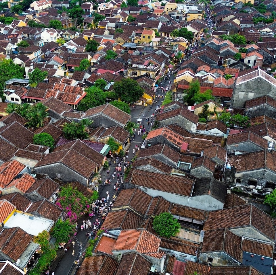 Visitors from near and far become part of Hoi An’s peaceful rhythm, woven into the vibrant life of this living heritage. (Photo: Thanh Tung - VNA)