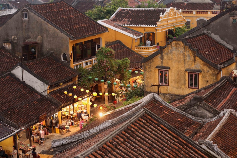 Lanterns at night do more than brighten the town—they rekindle the spirit of ancient Hoi An. (Photo: Nhat Anh - VNA)