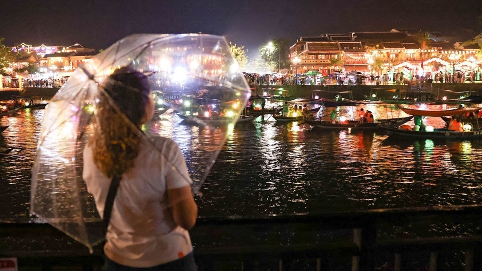 As evening falls, lanterns illuminate the streets—not just with light, but with the soulful glow of nostalgia. (Photo: Thanh Tung - VNA)