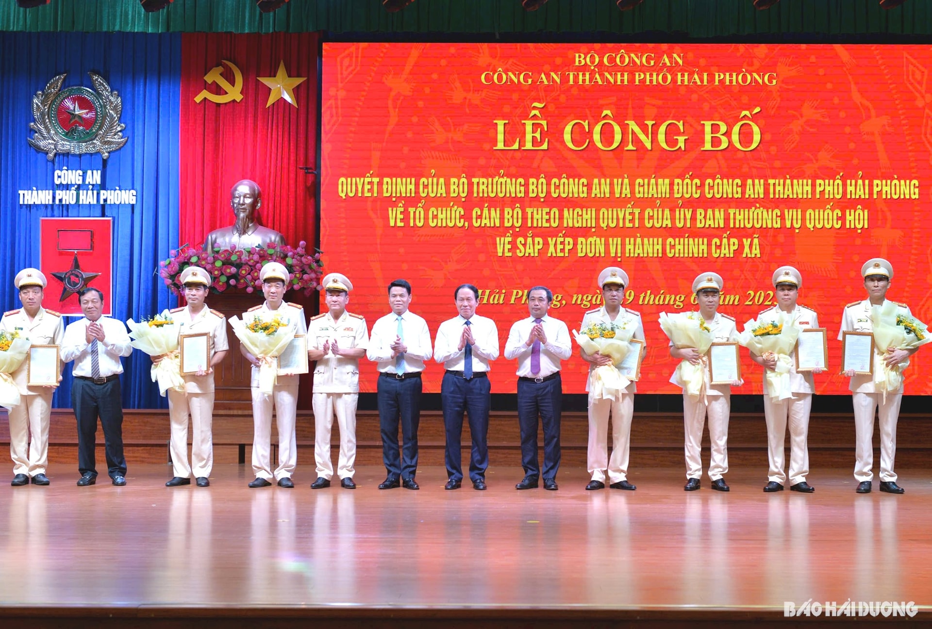 trao-quyet-dinh(1).jpg