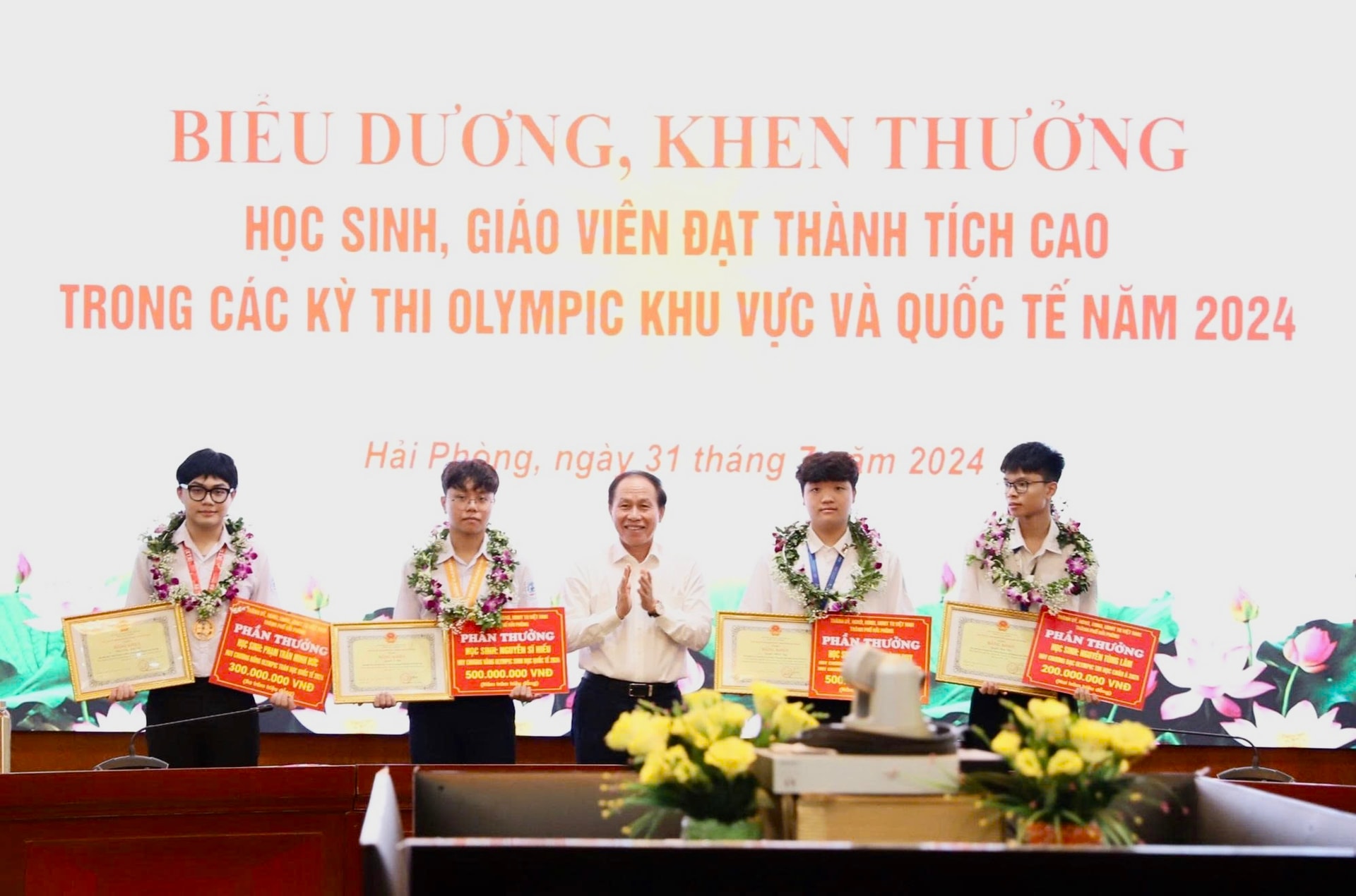 Đồng chí Lê Tiến Châu, Bí thư Thành ủy Hải P khen thưởng học sinh đạt giải quốc tế và khu vực năm 2024.