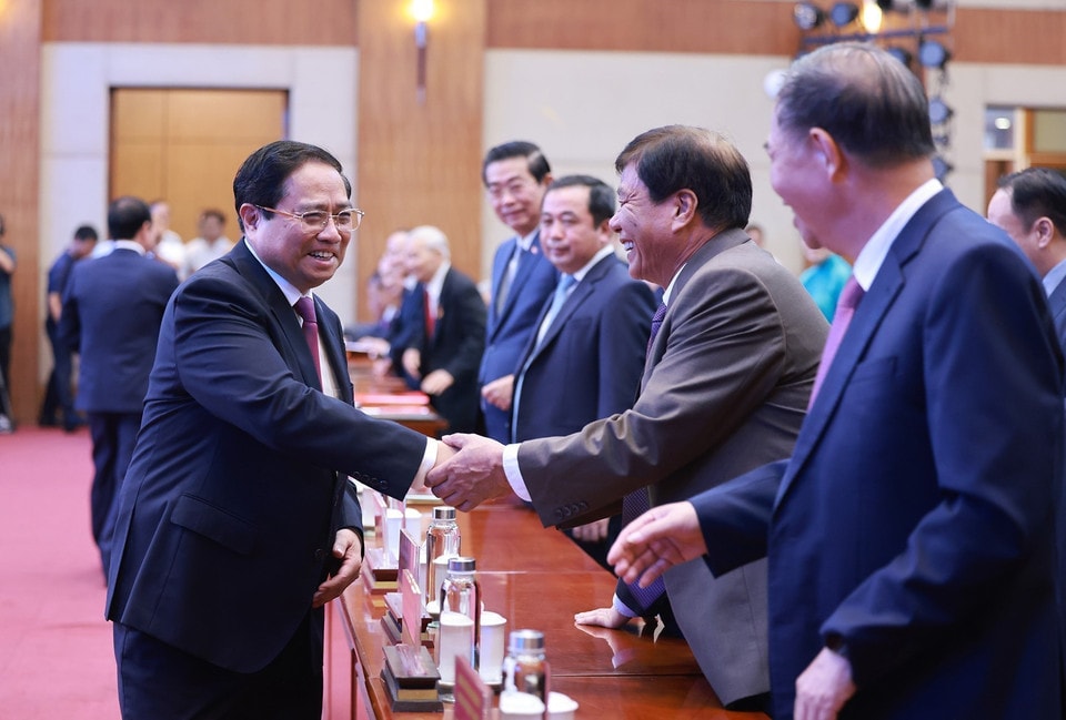 Prime Minister Pham Minh Chinh with incumbent and former leaders of Hai Phong at the announcement ceremony. (Photo: VNA)