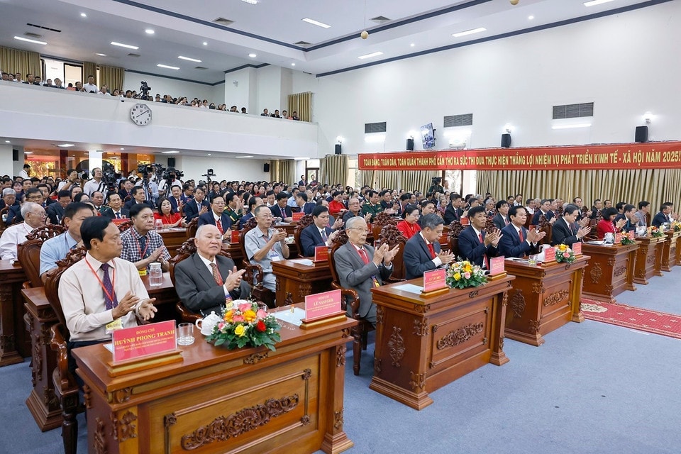National Assembly Chairman Tran Thanh Man and delegates attend the ceremony announcing the resolution in Can Tho. (Photo: VNA)
