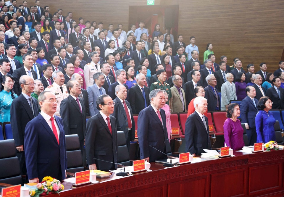 Party General Secretary To Lam and incumbent and former Party and State leaders attend the announcement ceremony. (Photo: VNA)