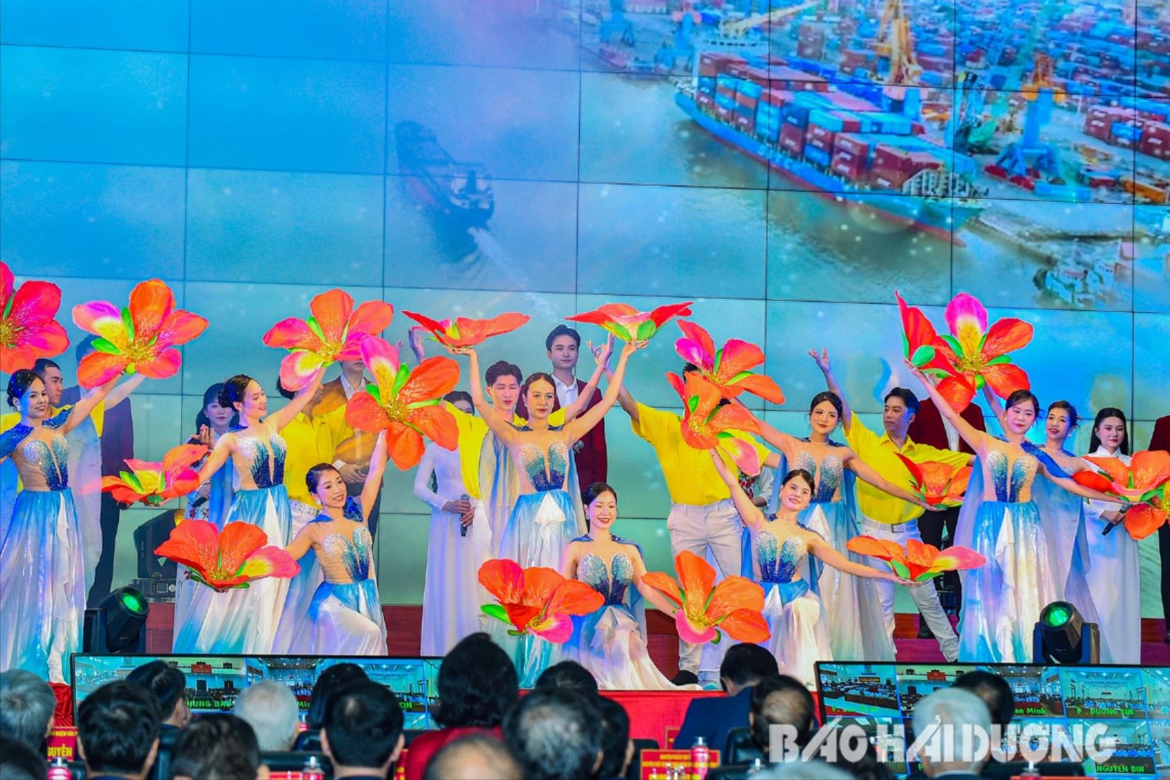 van-nghe-chao-mung(1).jpg