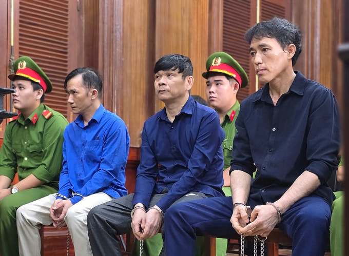 Bị cáo Lê Nguyễn Anh Tuấn, Trần Minh Phú và Kiều Đức Hùng (lần lượt từ phải sang trái) tại tòa hôm nay. Ảnh: Hải Duyên
