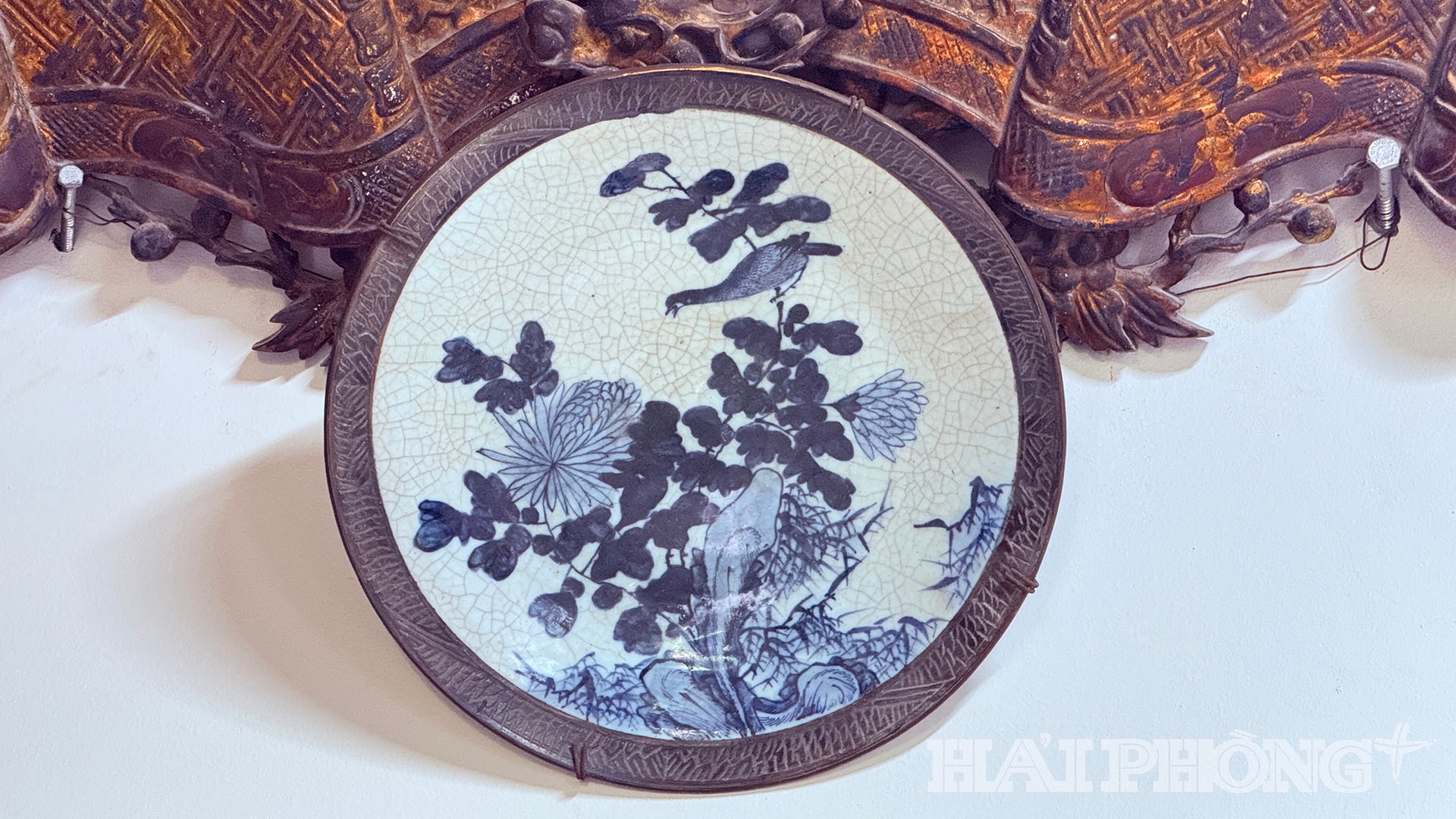 Một đĩa cổ thời Thành Hóa (1446-1487) mà ông ưng ý, lòng đĩa vẽ con chim đậu trên cành hoa, toát lên ý nghĩa cuộc sống thanh bình