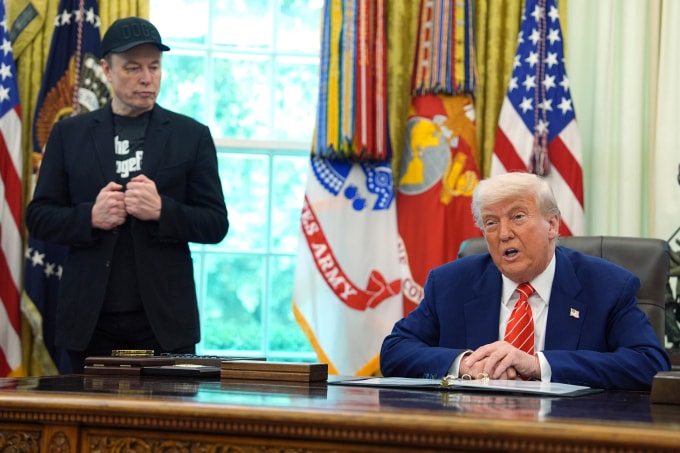 Tổng thống Mỹ Donald Trump (phải) và tỷ phú Elon Musk tại Nhà Trắng ngày 30/5. Ảnh: AP