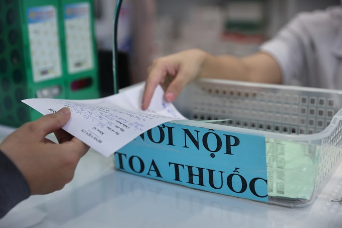Nhân viên y tế tại nhà thuốc Bệnh viện Quân y 175 phát thuốc cho bệnh nhân. Ảnh: Quỳnh Trần