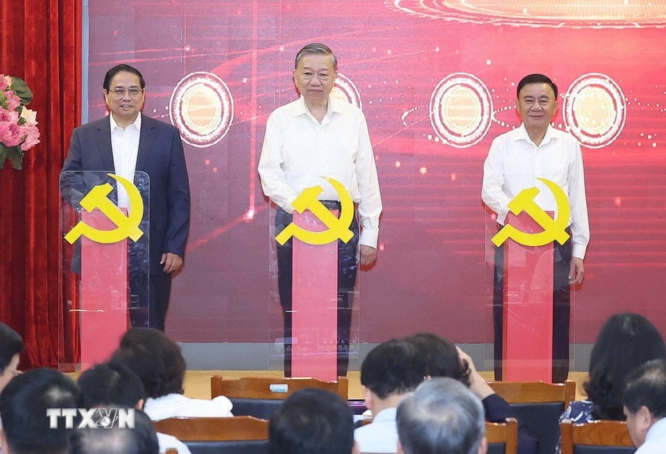 Tổng Bí thư Tô Lâm, Thủ tướng Phạm Minh Chính và Thường trực Ban Bí thư Trần Cẩm Tú thực hiện nghi thức ra mắt 3 nền tảng số phục vụ triển khai Nghị quyết 57-NQ/TW. (Ảnh: Thống Nhất/ TTXVN)