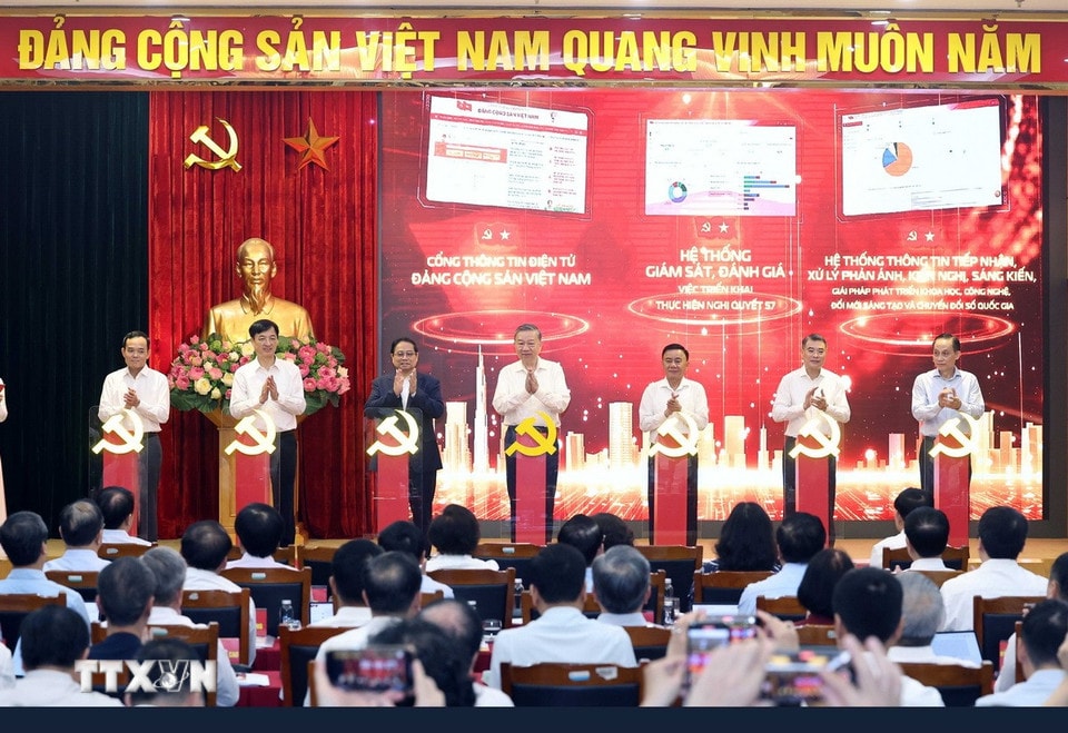 Tổng Bí thư Tô Lâm, Thủ tướng Phạm Minh Chính và các đại biểu thực hiện nghi thức ra mắt 3 nền tảng số phục vụ triển khai Nghị quyết 57-NQ/TW. (Ảnh: Thống Nhất/TTXVN)