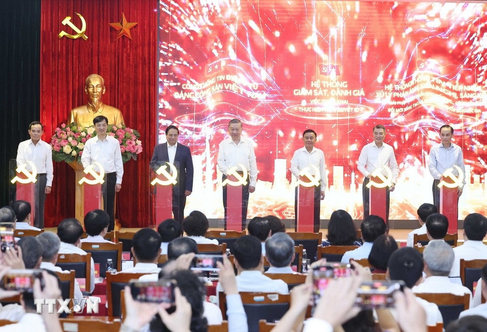 Tổng Bí thư Tô Lâm, Thủ tướng Phạm Minh Chính và các đại biểu thực hiện nghi thức ra mắt 3 nền tảng số phục vụ triển khai Nghị quyết 57-NQ/TW. (Ảnh: Thống Nhất/TTXVN)