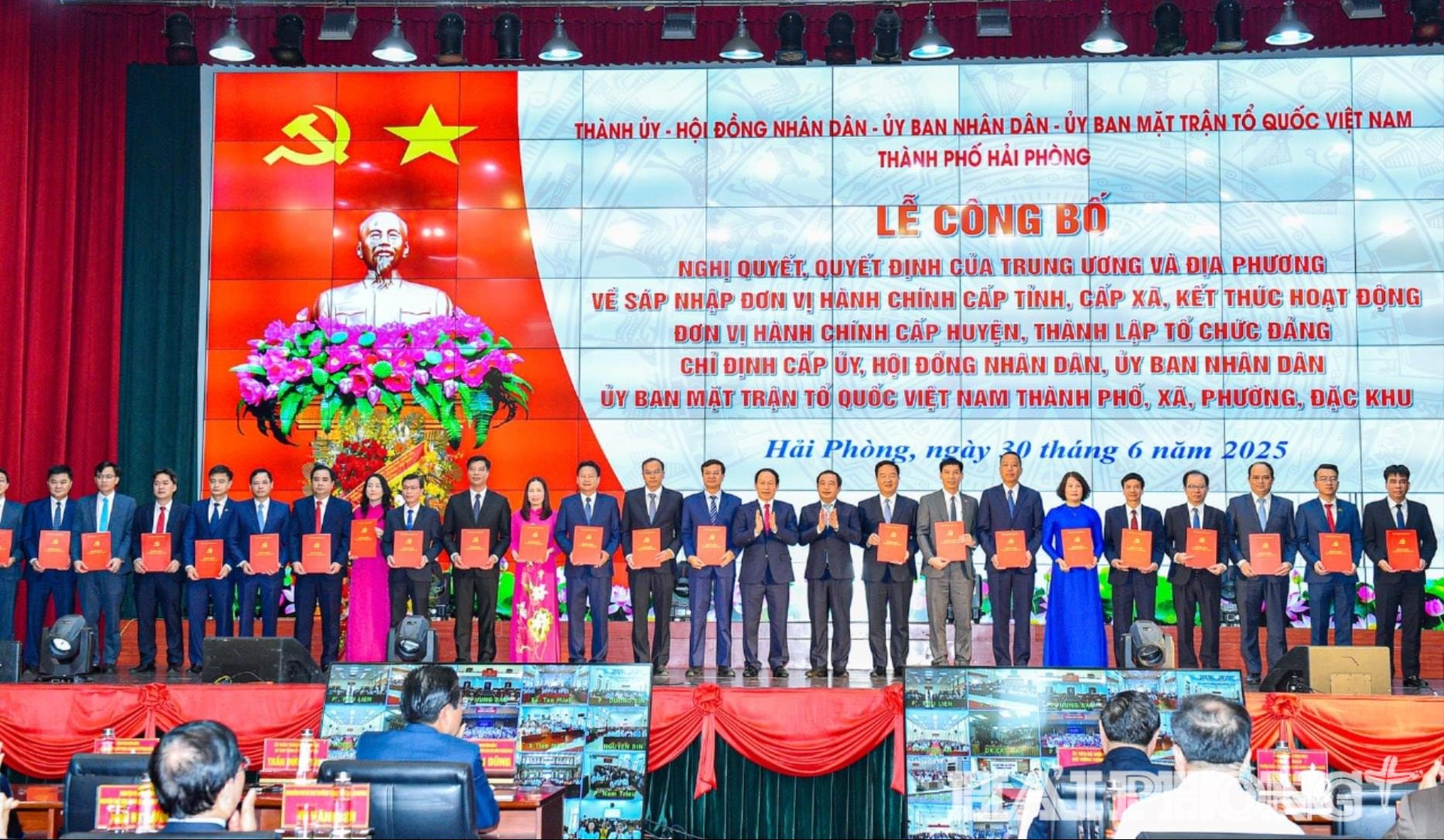 Các đồng chí lãnh đạo tỉnh Hải Dương và TP Hải Phòng (cũ) trao các quyết định thành lập Đảng bộ, chỉ định Ban Chấp hành và chỉ định Bí thư Đảng ủy các xã, phường mới của TP Hải Phòng (mới
