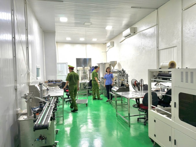 Nhà máy sản xuất kem chống nắng giả. Ảnh: Công an cung cấp