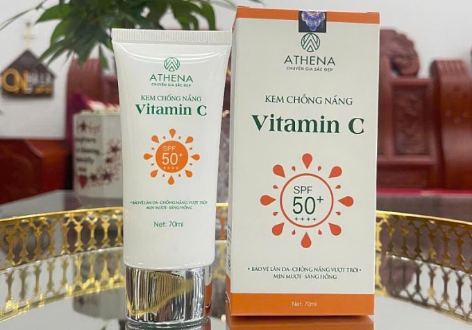 Sản phẩm kem chống nắng Althena do Thiết sản xuất. Ảnh: Công an cung cấp