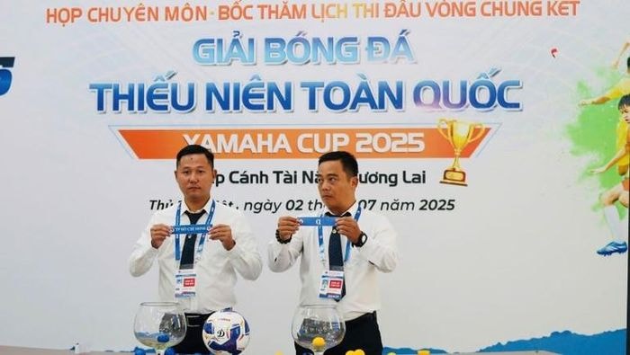 Tổ trọng tài bốc thăm chia bảng cho 16 đội tham dự giải. 