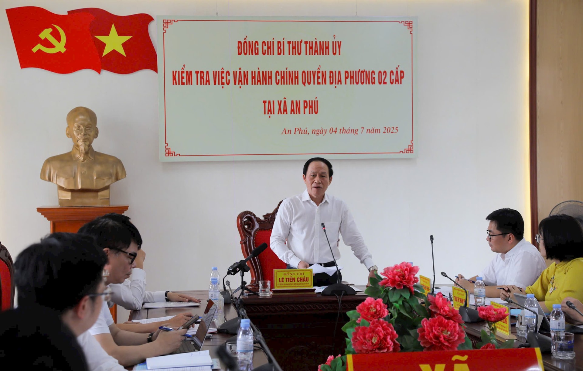 bi-thu-thanh-uy-kiem-tra van-hanh-chinh-quyen-2-cap