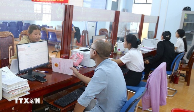 ttxvn-chinh-quyen-2-cap-di-vao-hoat-dong-0407-1.jpg