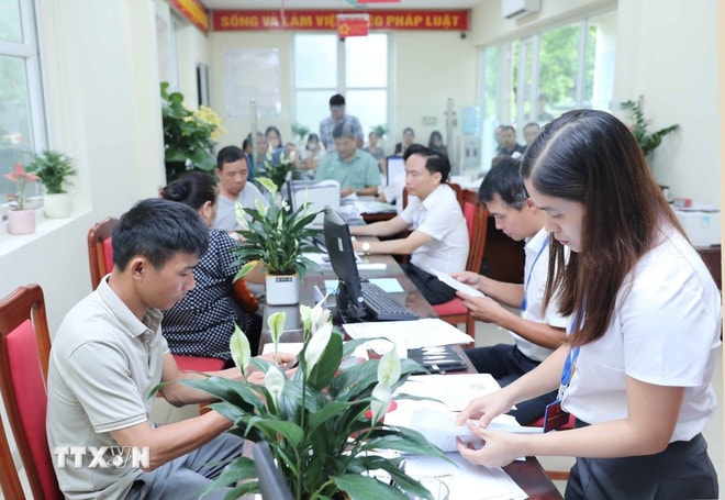 ttxvn-chinh-quyen-2-cap-di-vao-hoat-dong-0407-2.jpg