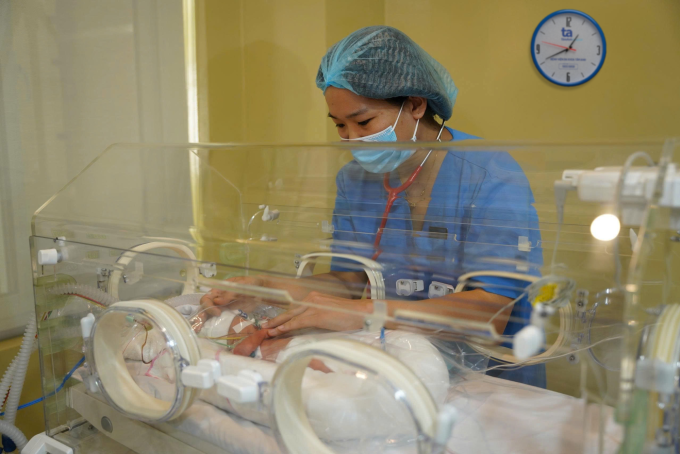 Bác sĩ Vân theo dõi sức khỏe cho một em bé sinh non. Ảnh minh họa: Bệnh viện Đa khoa Tâm Anh