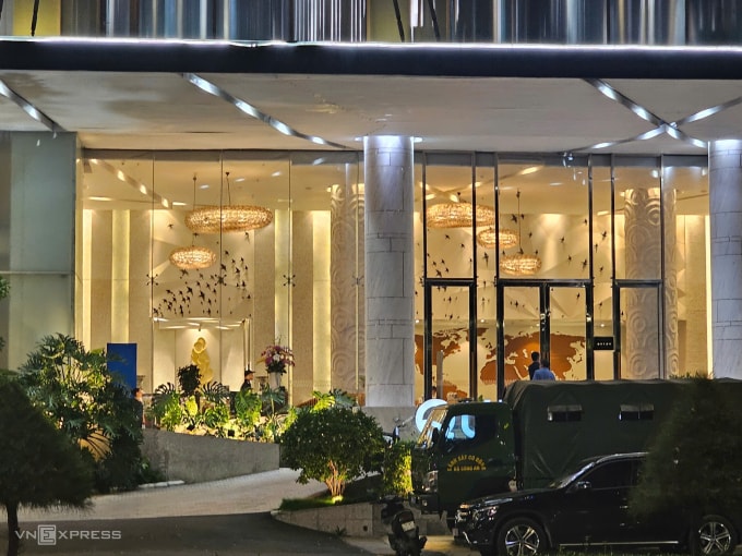 Cảnh sát làm việc bên trong khách sạn 5 sao ở phường Nha Trang. Ảnh: Bùi Toàn