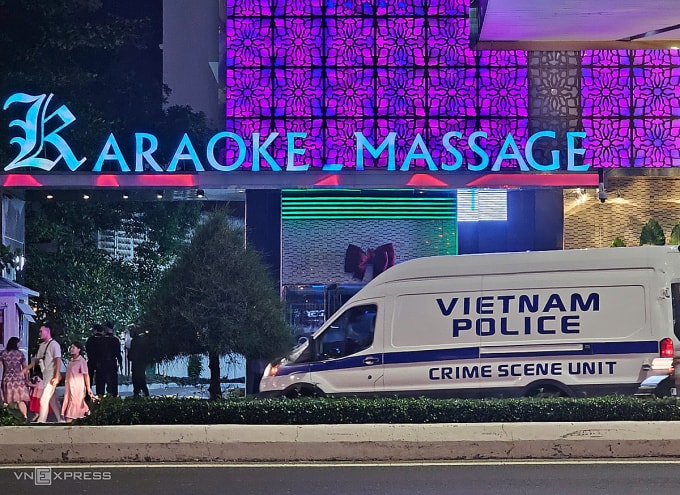 Xe chuyên dụng của cơ quan điều tra cũng có mặt tại khu vực dịch vụ karaoke, massage của khách sạn. Ảnh: Bùi Toàn