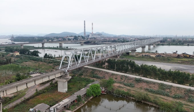 Cầu đường sắt bắc qua sông Thái Bình đang dang dở, thuộc dự án đường sắt Yên Viên - Phả Lại - Hạ Long - Cái Lân. Ảnh: Phạm Chiểu