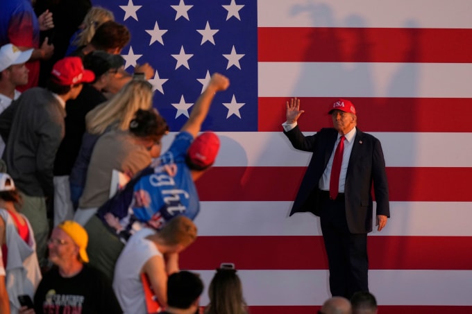 Tổng thống Mỹ Donald Trump vẫy tay chào người ủng hộ tại một cuộc mít tinh ở Des Moines, Iowa, ngày 3/7. Ảnh: AP