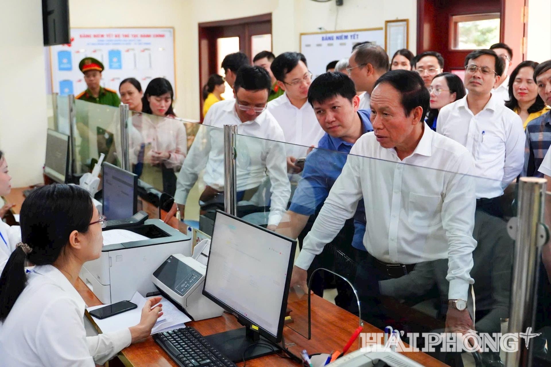trung-tam-phuc-vu-hanh-chinh-cong-phuong-ai-quoc(1).jpg