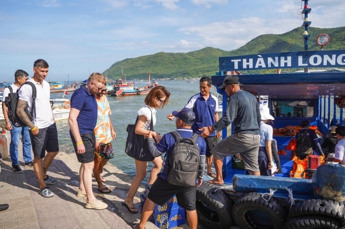 khach-quoc-te.jpg