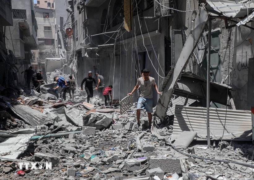 Cảnh đổ nát tại thành phố Gaza sau các cuộc không kích của Israel. (Ảnh: THX/TTXVN)